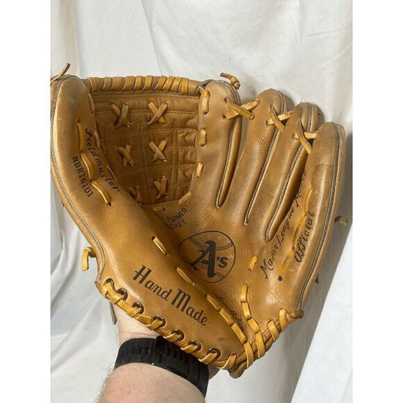 Vintage Fieldmaster NBR16101 Oakland A's Major League Model 1970s High Quality - Picture 1 of 9